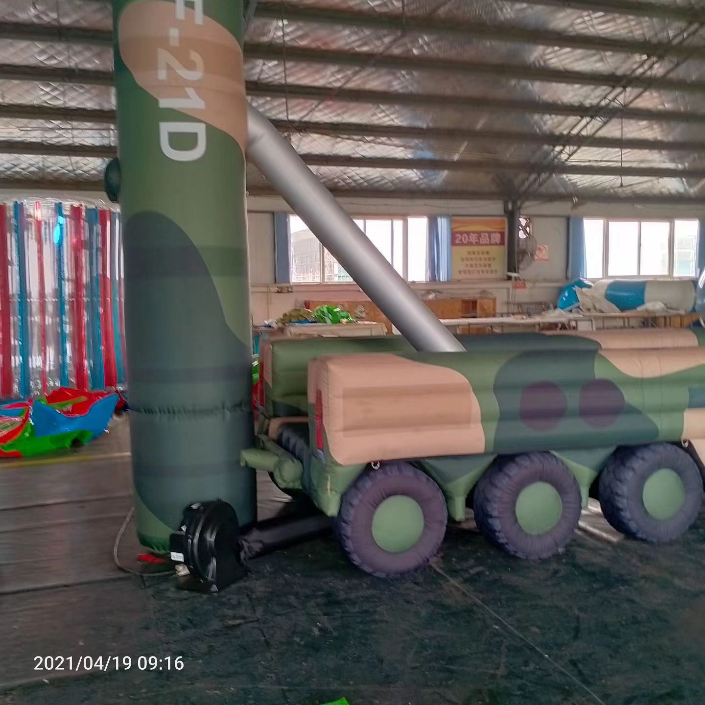 新洲军事演习中的充气目标车辆：模拟发射车雷达车坦克飞机